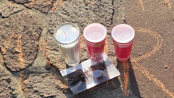 Veladoras y fotografías son algunos