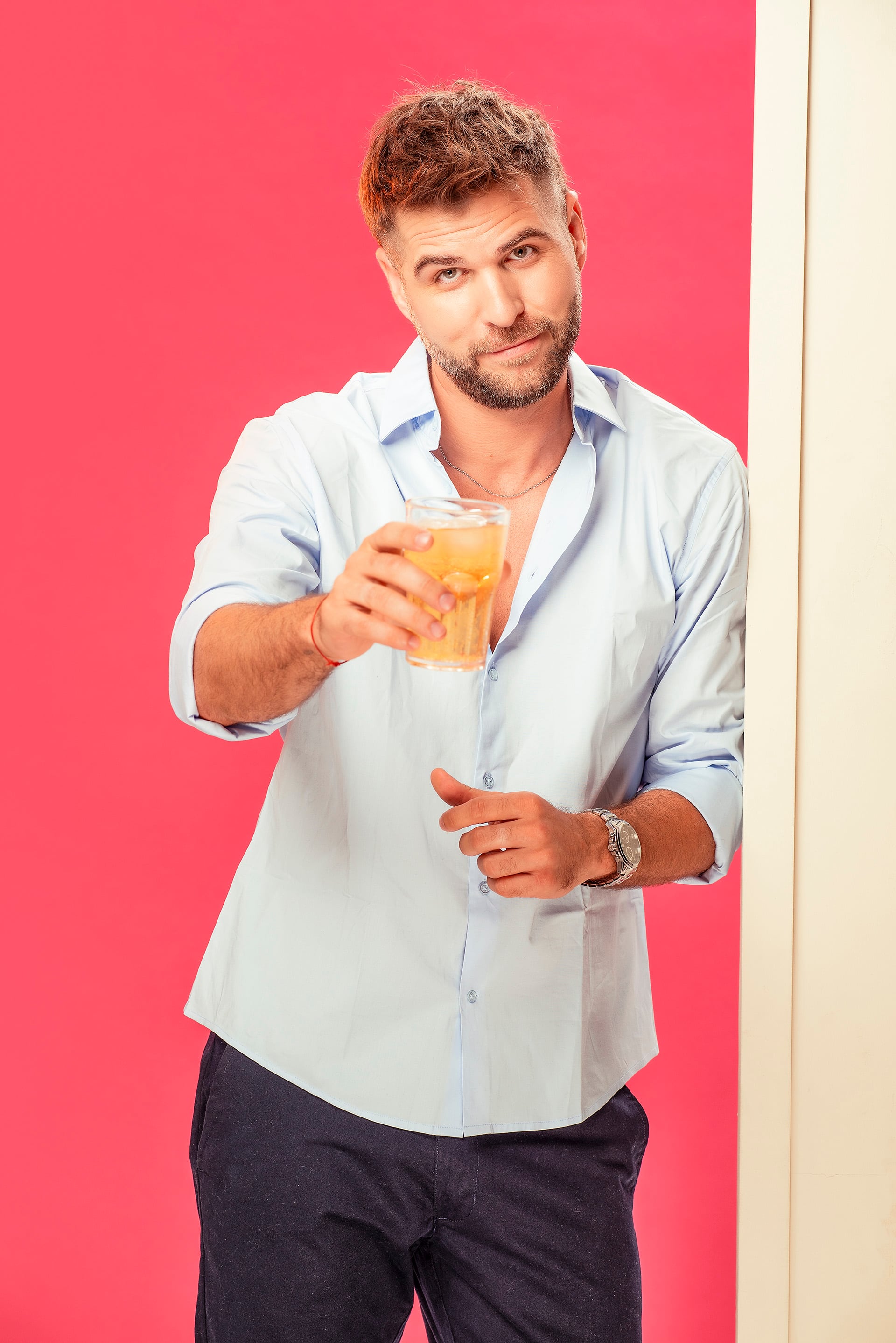 El actor, que conquistó al público en las redes, ahora busca sorprender con una obra que combina romance, reflexión y situaciones cotidianas