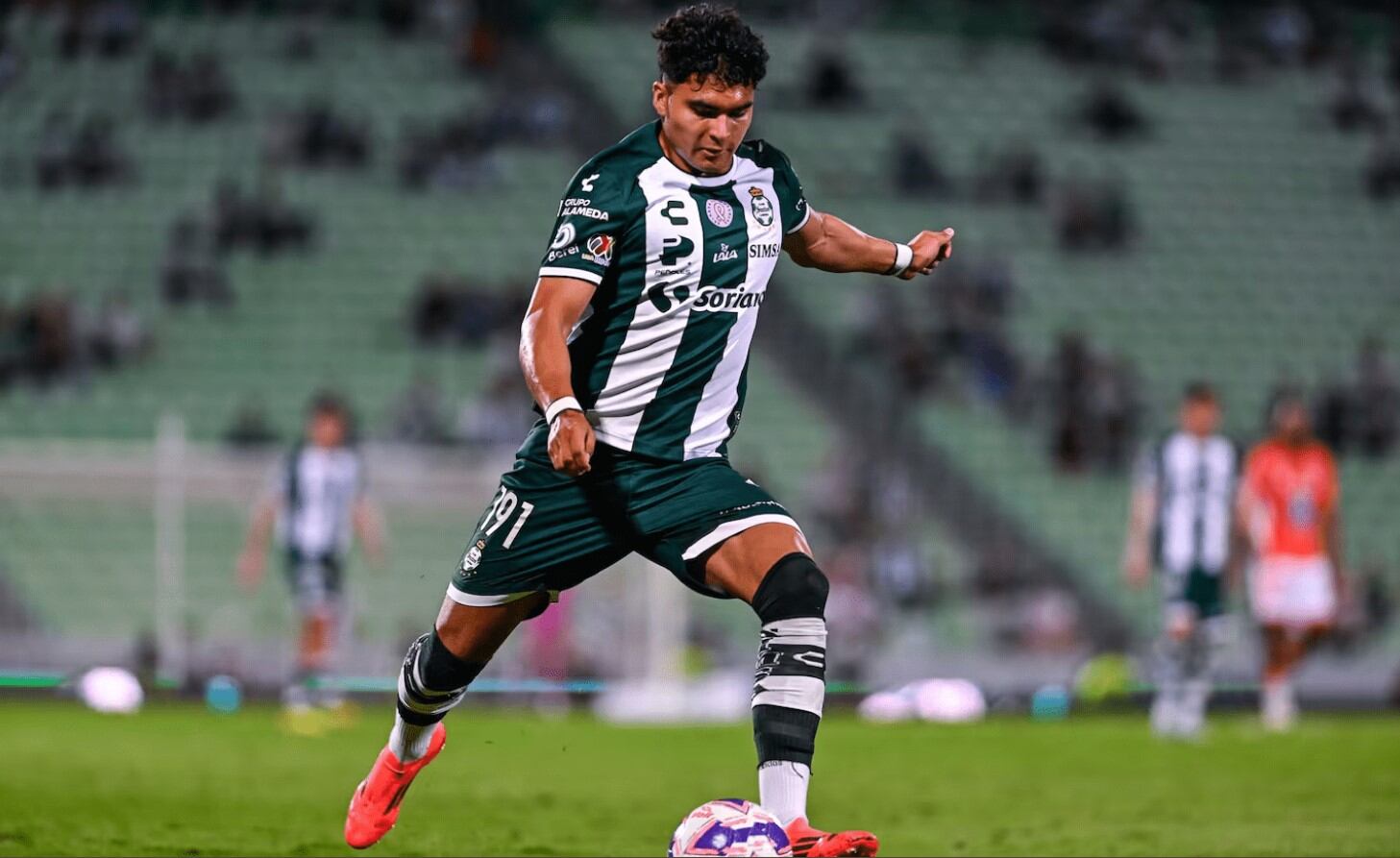 El formado en las fuerzas básicas de Santos tuvo su punto más alto en el mundial sub 17 con México en 2023. (Especial)