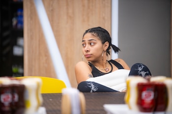 Karola frente a Alexa Torrex