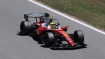 Hamilton se estrena con Ferrari gracias al abandono de Alonso
