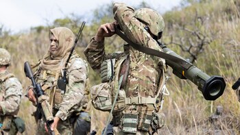 Soldados con equipamiento y munición