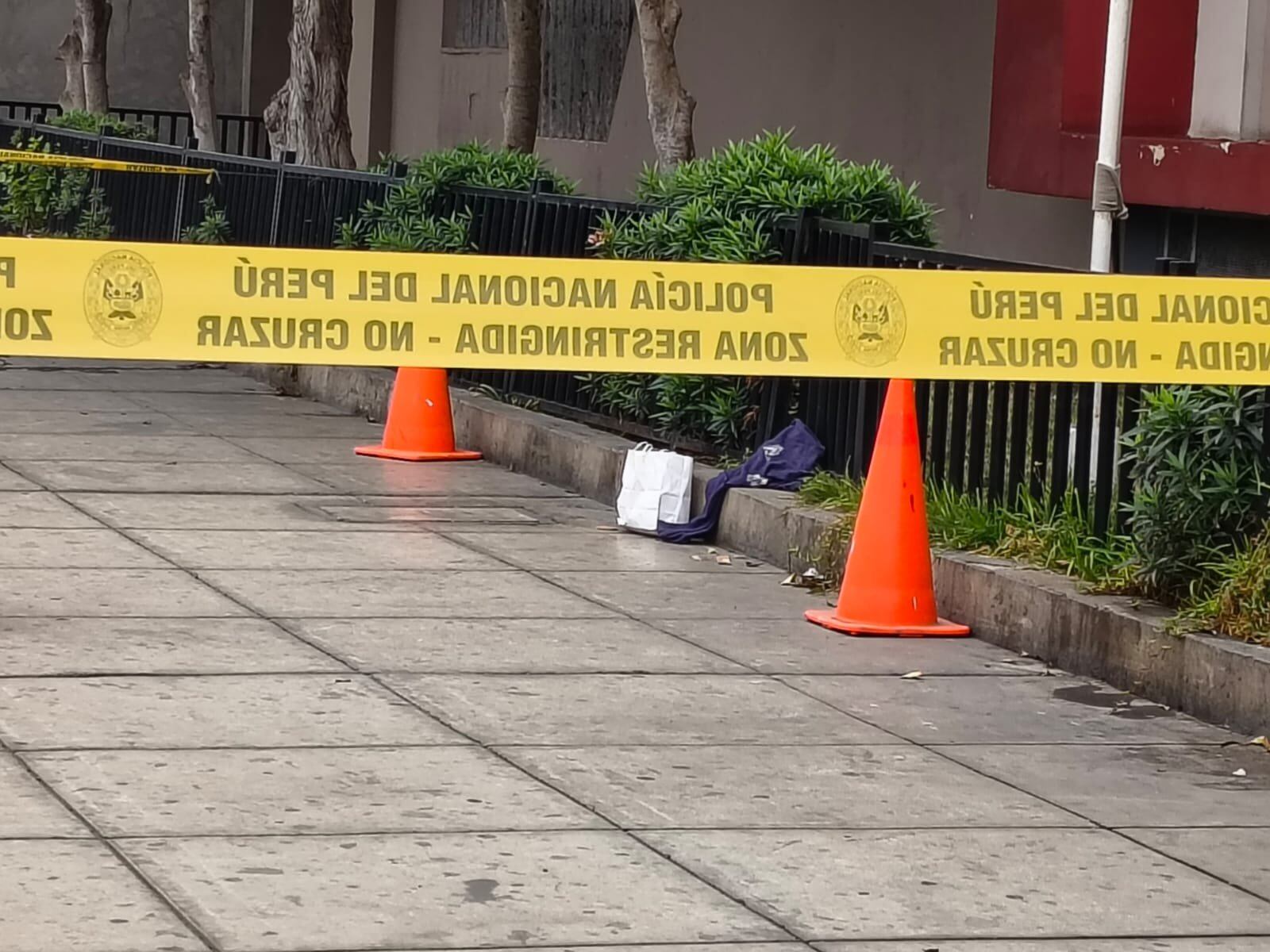 Una cinta de la Policía Nacional del Perú delimita la zona restringida en la sede judicial del Callao tras el hallazgo de una bolsa con una granada.