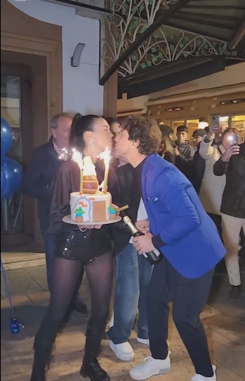 Rodeado de familiares y amigos,