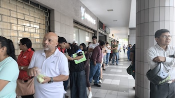 Un gran número de ciudadanos acudió desde temprano a los puntos habilitados para realizar el trámite debido a la inminente suspensión de cambios en los registros electorales, de acuerdo con la normativa vigente (Foto Infobae: Jessica García)
