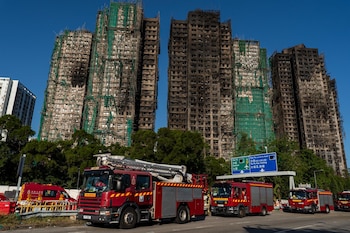 Bomberos en el incendio de Hong Kong