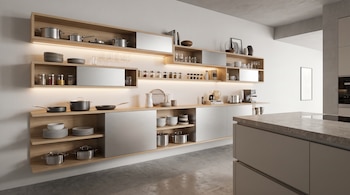 Cocina con repisas modulares de madera y paneles metálicos, ollas, sartenes, platos, vasos, jarras, especias, cafetera, tostadora, libros, objetos decorativos.