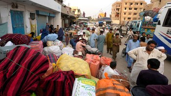 Familias afganas junto a sus