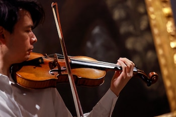 El violinista Stefan Jackiw toca