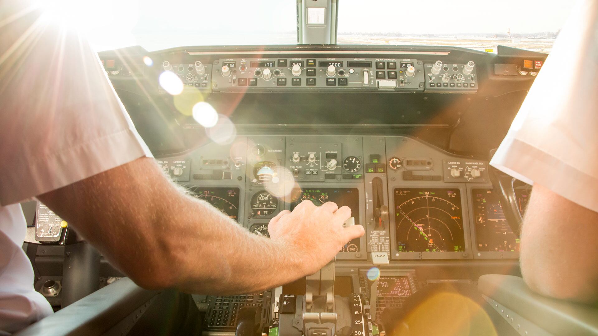 Dos pilotos en la cabina de un avión.