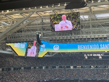 El papa León XIV durante su discurso en el Santiago Bernabéu (Infobae)