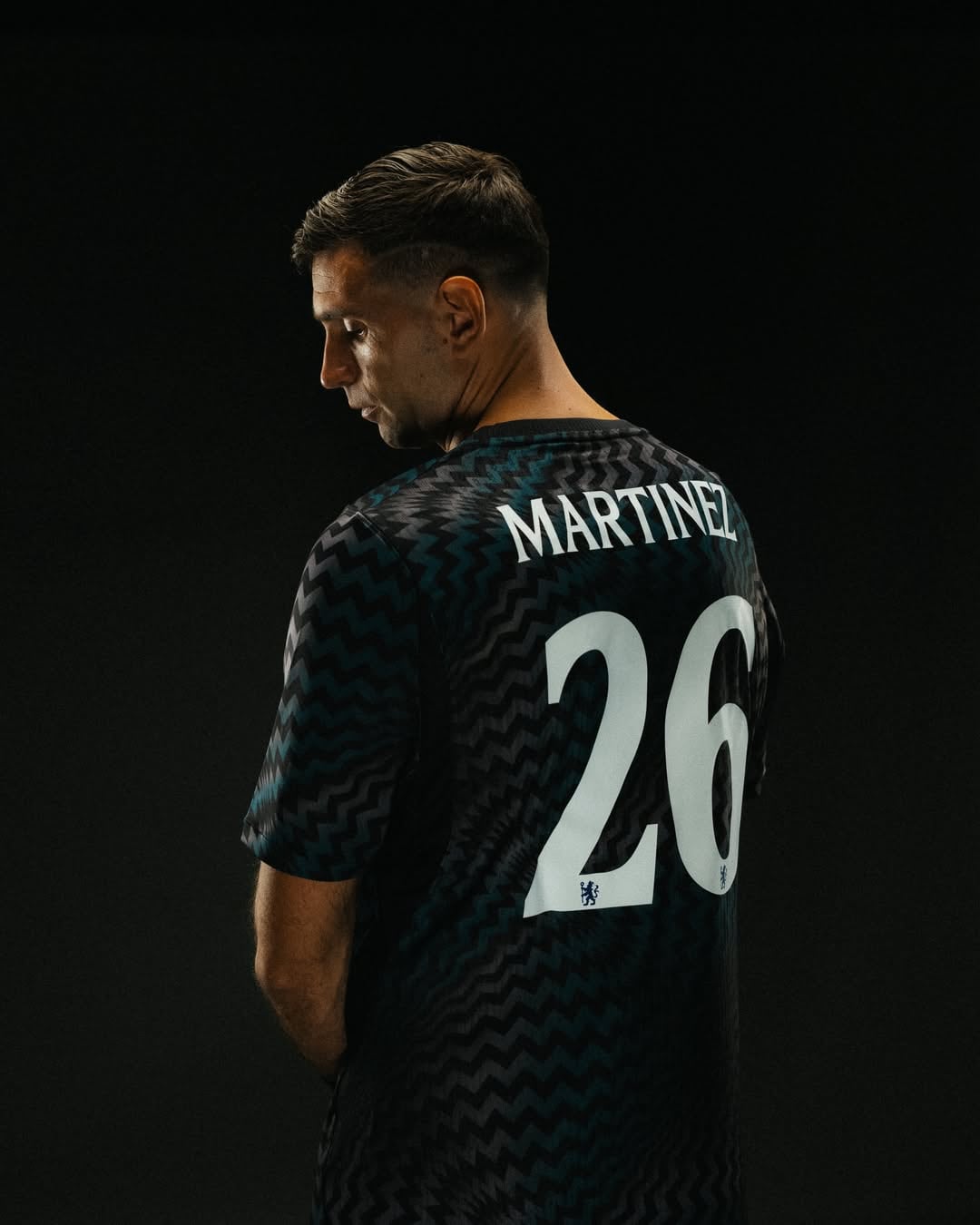 Dibu Martínez viste la camiseta del Chelsea con el dorsal 26 tras su incorporación al equipo inglés.