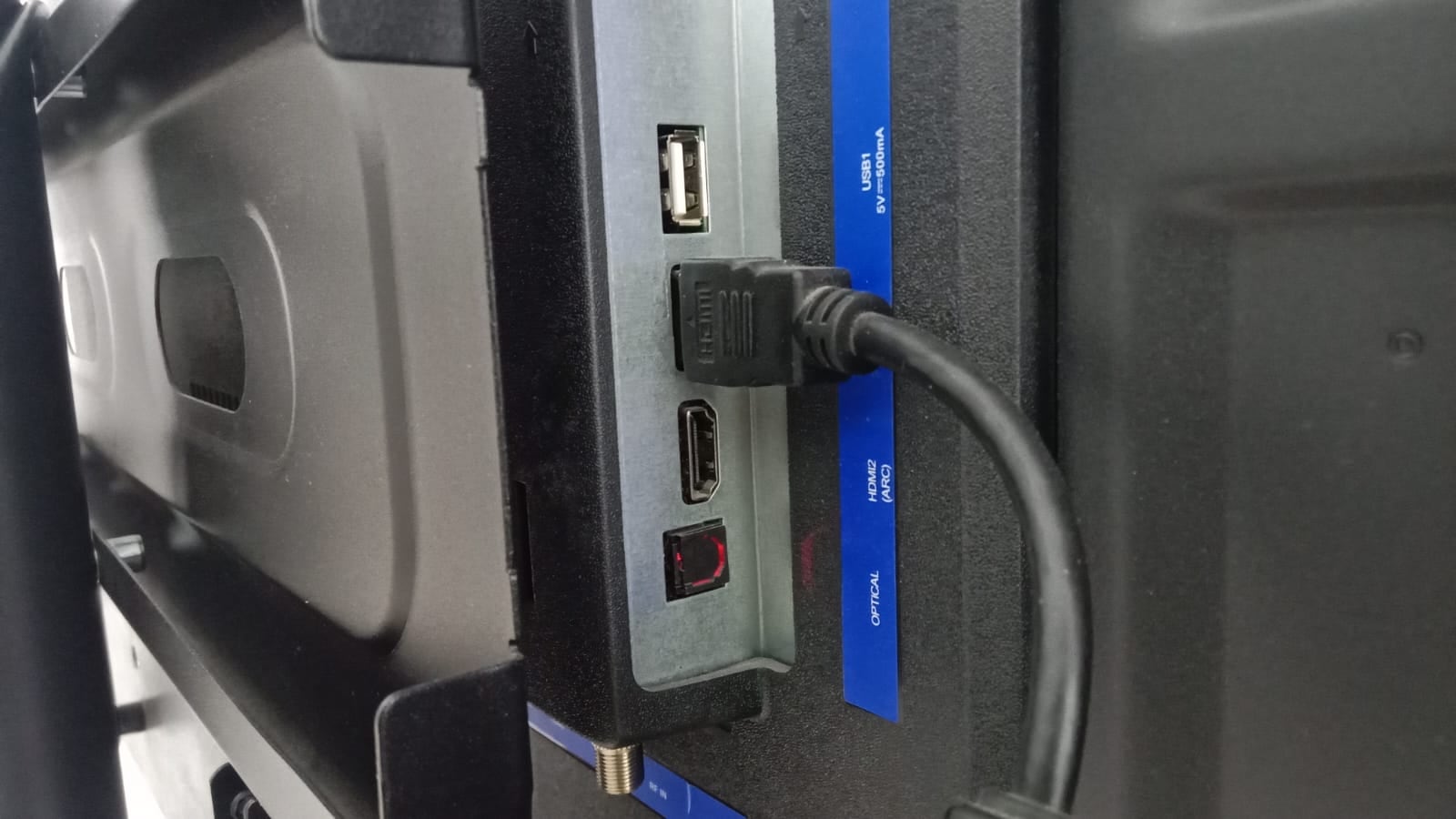 El puerto USB del televisor, más útil de lo que imaginas - crédito Santiago Neira Infobae