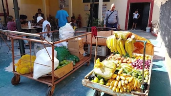 La policía y los inspectores decomisan productos y aplican ocho multas en el mercado de 17 y K