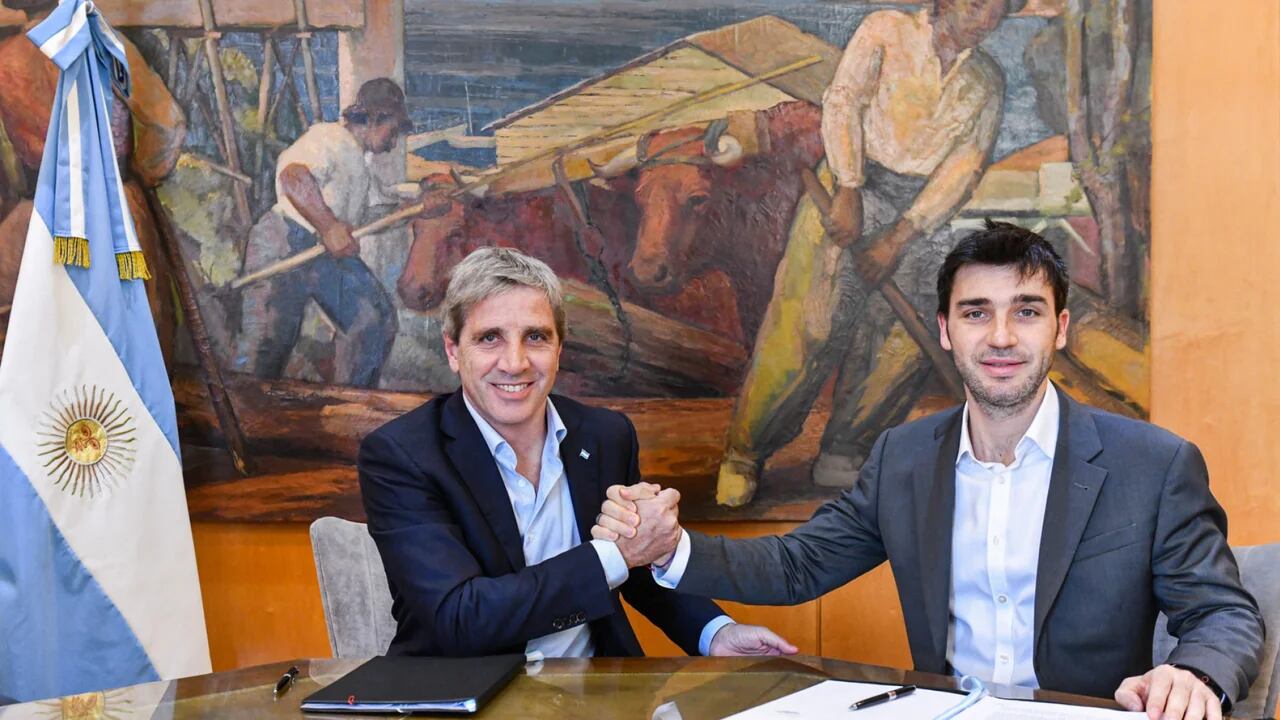 El ministro de Economía, Luis Caputo y el gobernador de Chubut, Ignacio Torres firmaron de convenios en el marco del Régimen de Extinción de Obligaciones Recíprocas.