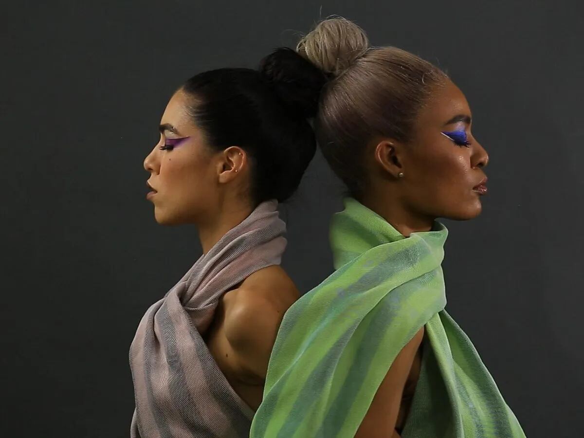 Bufandas experimentales creadas con fibras que modifican su apariencia según la luz y la temperatura, parte de un proyecto de investigación en materiales activos.