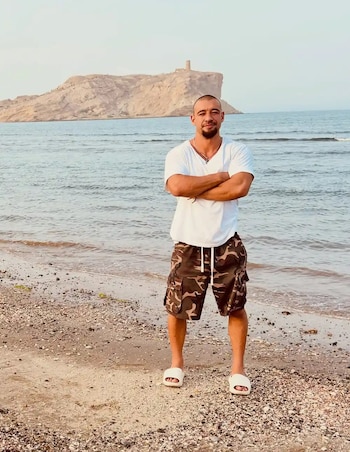 Vadym Oleynik, influencer, genera indignación tras molestar a tortugas marinas en una playa de Ucrania