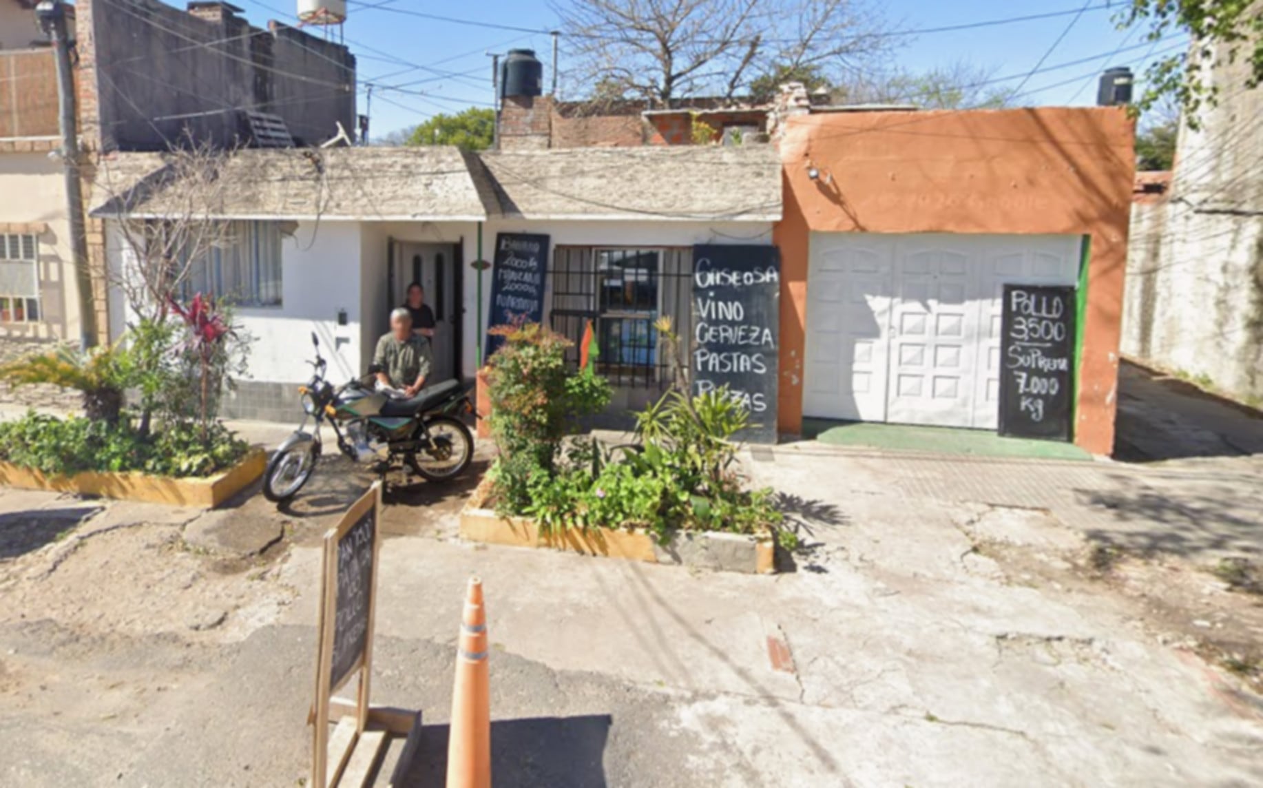 Una despensa en Rosario, Argentina, donde se investiga un asesinato que ha llevado a la imputación de varios hombres, visible en un día soleado (Google Maps)