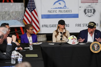 La Lede Company recibió USD 65.000, financiados por Los Angeles Fire Department Foundation, con el objetivo de reducir el riesgo reputacional del LAFD y la oficina de Karen Bass (REUTERS/Leah Millis)