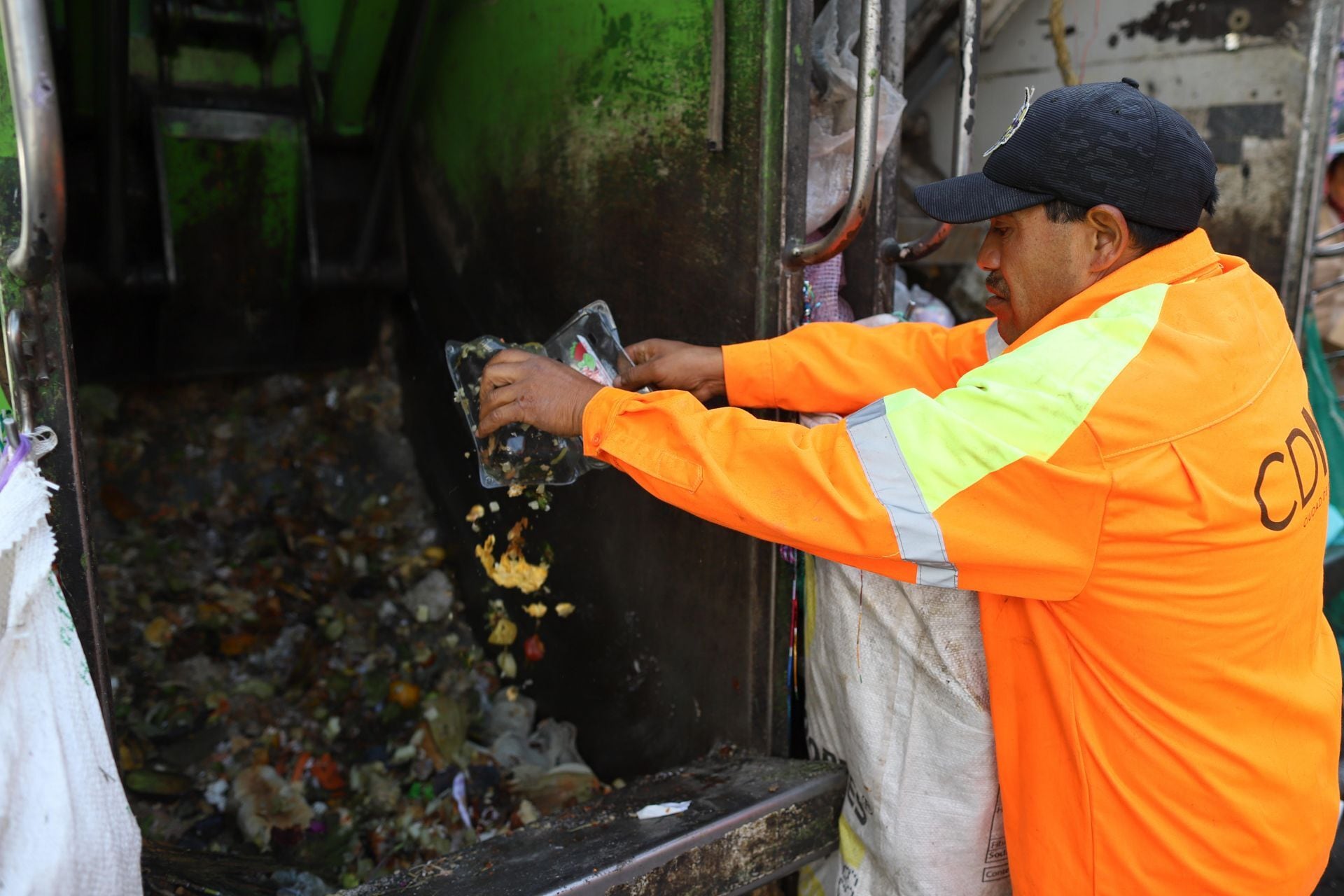 El personal únicamente recibe bolsas clasificadas según las indicaciones del programa, lo que obliga a la población a cumplir con la separación de basura y respetar los días asignados para cada tipo de residuo. FOTO: GRACIELA LÓPEZ /CUARTOSCURO.COM