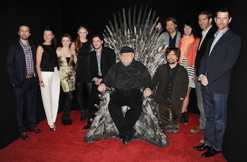 George R.R. Martin rodeado por