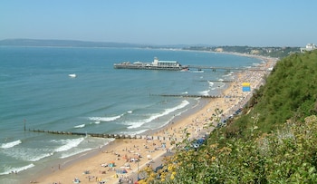 Poole Bay en Bournemouth, Ingloaterra (Wikimedia Commons)