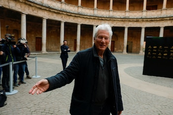 En contextos cotidianos, Richard Gere mantiene un vestuario cómodo con líneas limpias y tonos discretos (REUTERS/Jon Nazca)