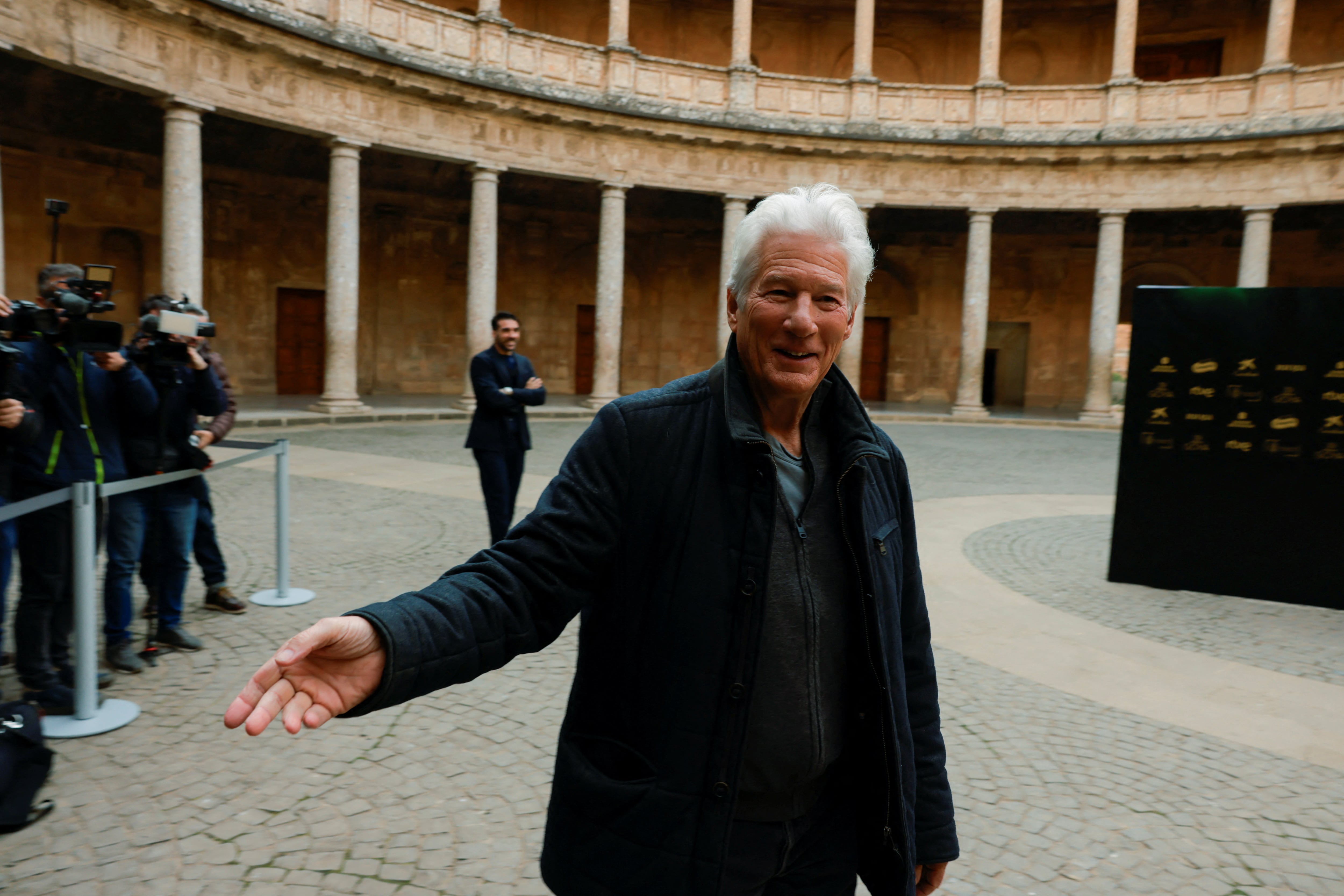 En contextos cotidianos, Richard Gere mantiene un vestuario cómodo con líneas limpias y tonos discretos (REUTERS/Jon Nazca)