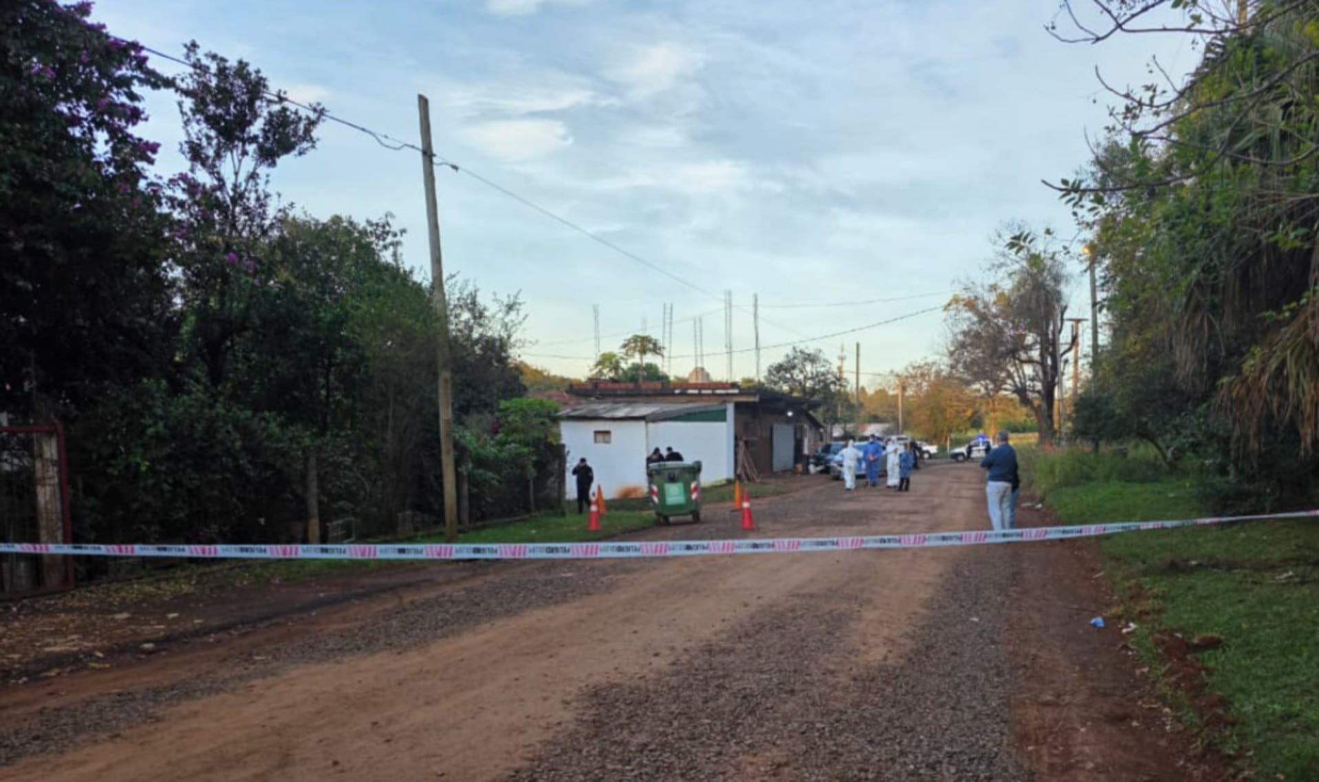 Efectivos policiales y forenses investigan el hallazgo de un feto dentro de un contenedor de residuos en la ciudad de Posadas, Misiones, en una escena acordonada (Misiones On Line)