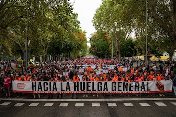 03/10/2026 Numerosas personas sostienen una pancarta con lema 'Hacia la huelga general' durante la manifestación para exigir una reducción del precio de los alquileres de la vivienda, a 3 de octubre de 2026, en Madrid (España). El Sindicato de Inquilinas ha convocado la marcha para reclamar cambios en las políticas de vivienda y una mayor protección para las personas que viven de alquiler. El presidente del Gobierno, Pedro Sánchez, va a dedicar las próximas horas a "analizar" lo sucedido ayer viernes en el Congreso tras la caída de los dos reales decretos de vivienda y estará pendiente de la reacción ciudadana en las calles para decidir si finalmente adelanta las elecciones generales.
POLITICA
Matias Chiofalo - Europa Press