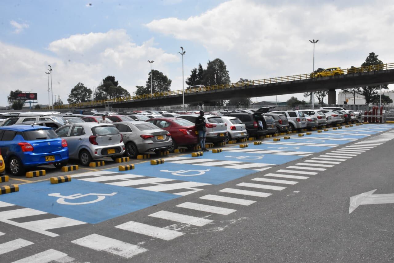 La aerolínea recibió una orden administrativa para ajustar los detalles sobre servicios de apoyo a viajeros con movilidad reducida, luego de un incidente reportado en el aeropuerto El Dorado con tres pasajeras afectadas - crédito Superintendencia de Transporte