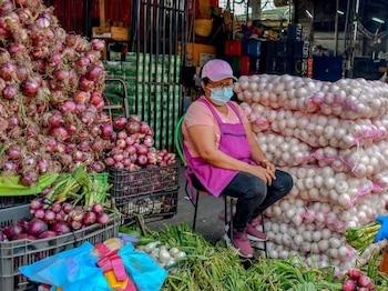 Un año de la ley que quitó aranceles en El Salvador: 120 productos, controles en Aduanas y la promesa de abaratar la canasta básica. (Imagen archivo: Mercado La Tiendona, cortesía Presidencia El Salvador)