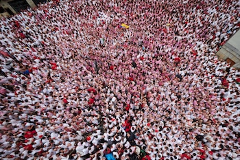 Miles de personas celebran el comienzo de las fiestas de San Fermín durante el txupinazo, a 6 de julio de 2024, en Pamplona. (Eduardo Sanz / Europa Press)