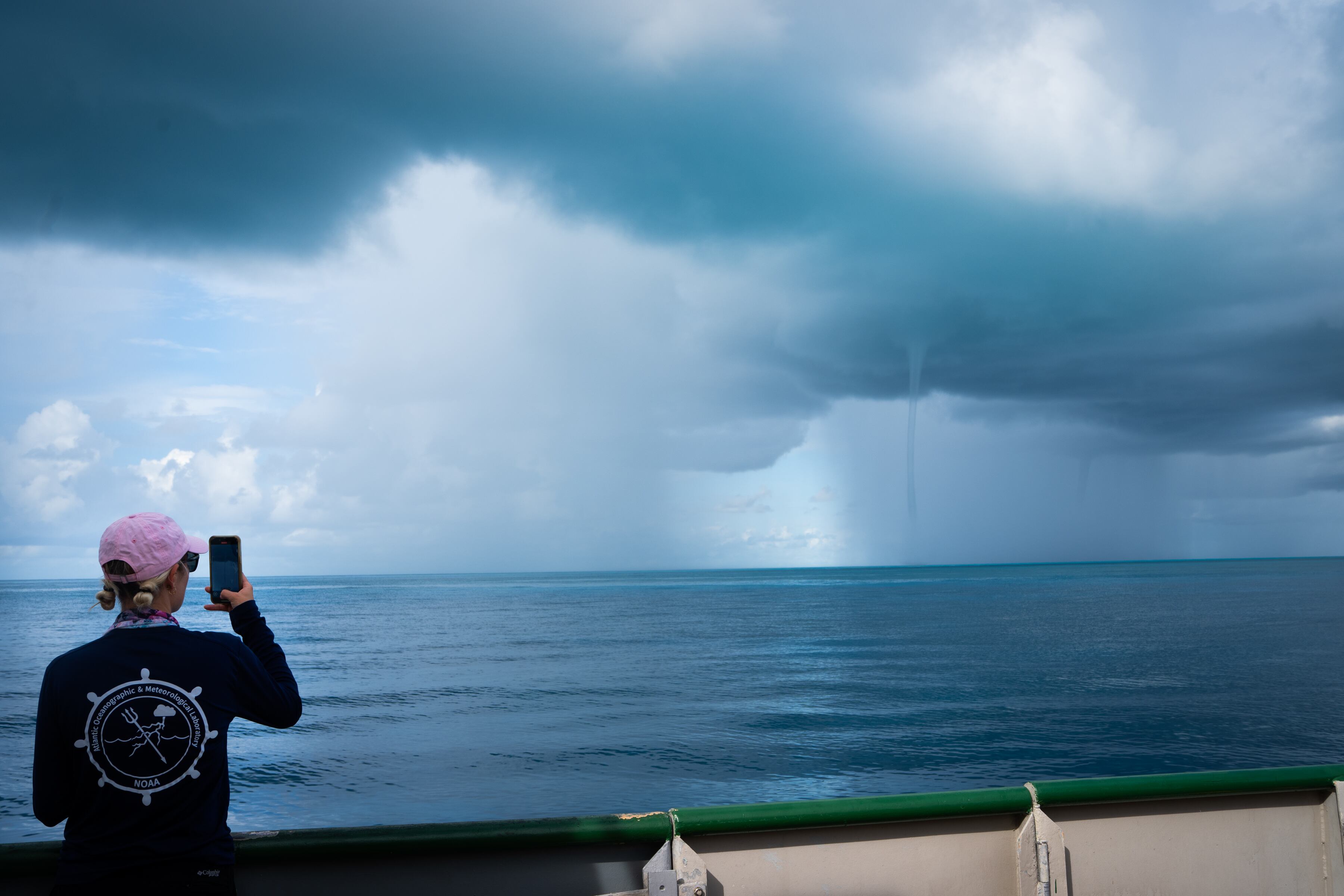 Tyler Christian, científico marino, toma una foto de una tromba marina durante un viaje de investigación para recopilar datos sobre la corriente de Florida (Sarah L. Voisin/The Washington Post)