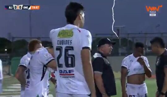 Tras dialogar con los jugadores, el árbitro decidió la suspensión del encuentro en Valledupar, por el riesgo que representaba el impacto de los rayos en cercanías al estadio - crédito Win Sports