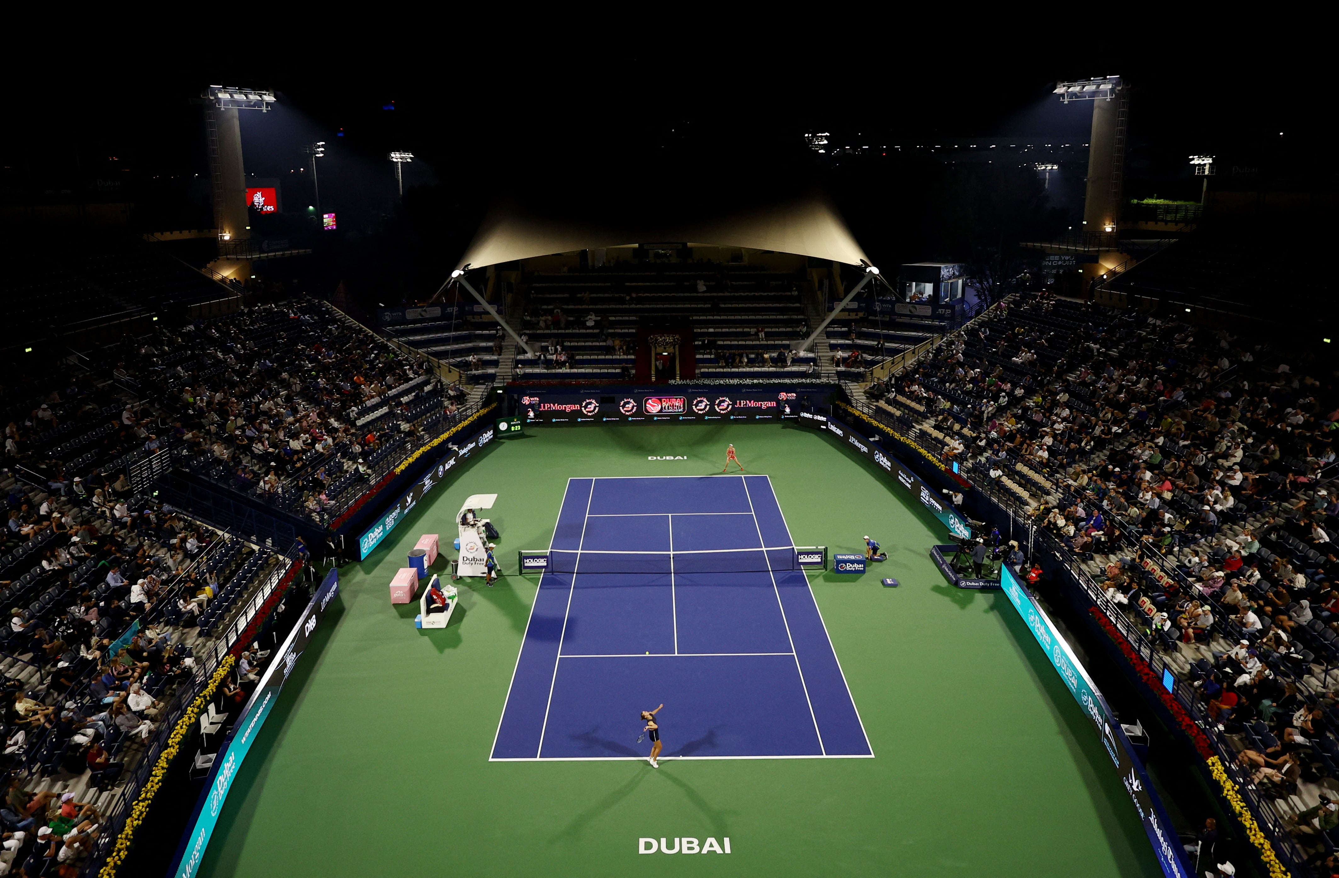 Las pistas de tenis adoptan colores como rosa, violeta y negro para atraer nuevas audiencias y renovar la experiencia visual (REUTERS/Amr Alfiky)