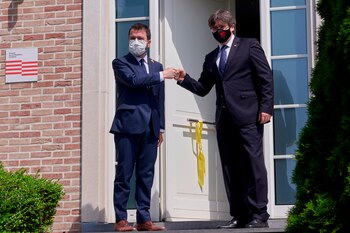 El presidente de la Generalitat, Pere Aragonès (i), saluda al expresident Carles Puigdemont, durante su primer encuentro presencial desde la toma de posesión del nuevo Govern, este viernes en Waterloo, Bélgica. EFE/ Horst Wagner
