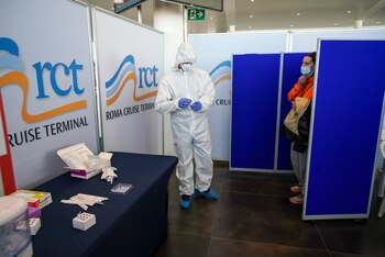 La pasajera Loredana Battistoni, derecha,