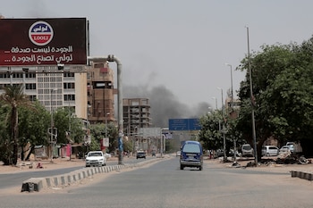 Una nube de humo sale