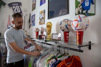 En su altar de Qatar