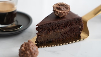 Receta fácil de tarta de chocolate y avellanas al estilo ‘Ferrero’