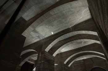 El enorme espacio bajo el Monumento a Lincoln tiene algunas grietas en el techo (Tyler M. Andrews/The Washington Post)