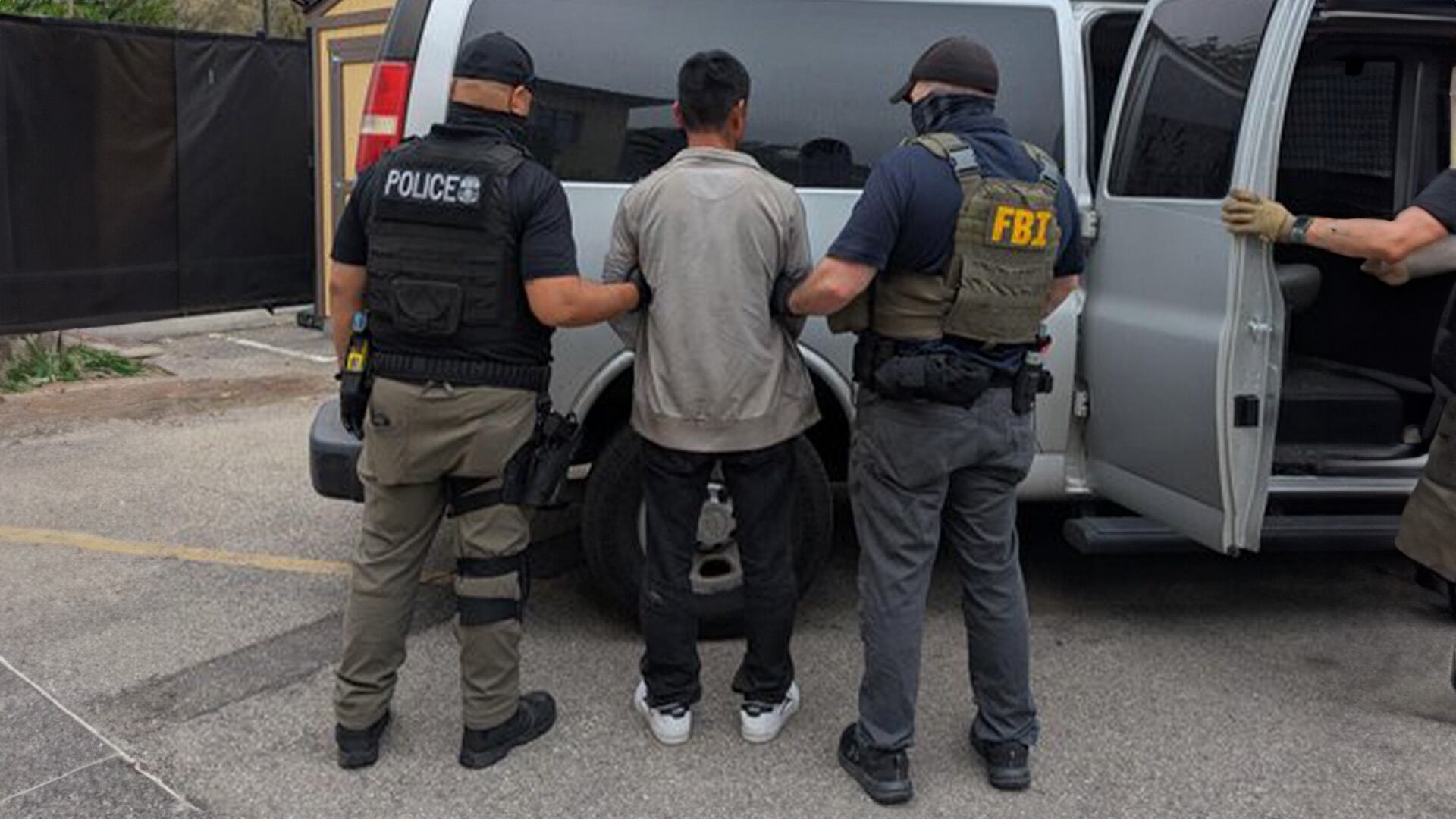 Los agentes de inmigración se presentaron en granjas y campos agrícolas del condado de Ventura. (@FBILosAngeles)