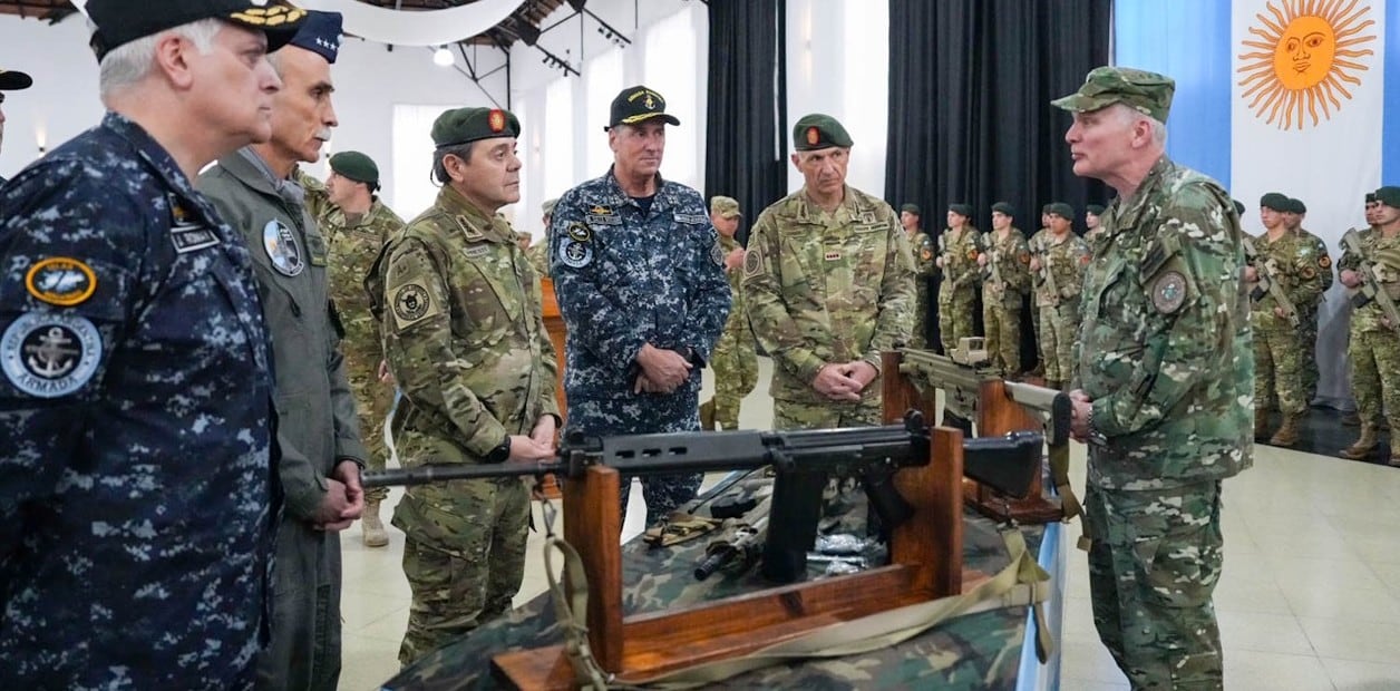“No es habitual que una generación militar tenga el privilegio de vivir el cambio de su armamento individual”, afirmó Presti, en la foto el tercero desde la izquierda. (Ministerio de Defensa)