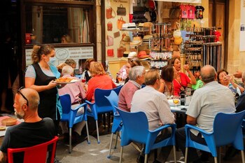 FOTO DE ARCHIVO: Una camarera