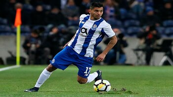 Tecatito Corona mantiene su contrato