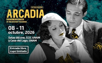 Cartel con una pareja vestida de época y el texto de la octava edición de la muestra de cine Arcadia con fechas y sedes de la UNAM