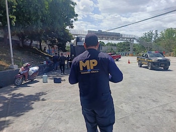 La Policía Nacional Civil señaló que el uso de máscaras y disfraces aparece en delitos de extorsión y homicidio, y relacionó el caso con otros ataques violentos en Guatemala.