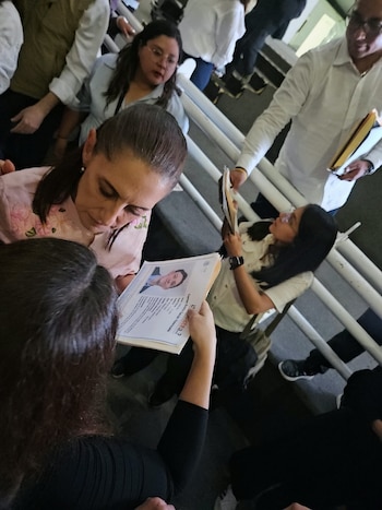 Brenda Valenzuela, madre de Carlos Emilio Galván, logró interceptar a la presidenta Claudia Sheinbaum. (X/@BrendaValgil)