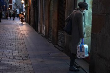 15-03-2020 Una mujer protegida con mascarilla y con un paquete de papel higiénico en la mano pasea por Bilbao tras la declaración de Estado de Alarma en todo el país por el avance del coronavirus, en Bilbao, Vizcaya, País Vasco (España).
POLITICA
H.Bilbao - Europa Press